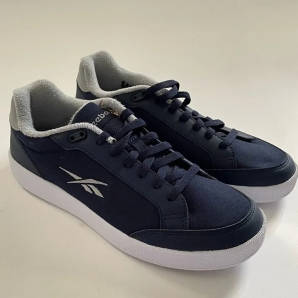 New Reebok Mens Sample Vector Smash Sneaker